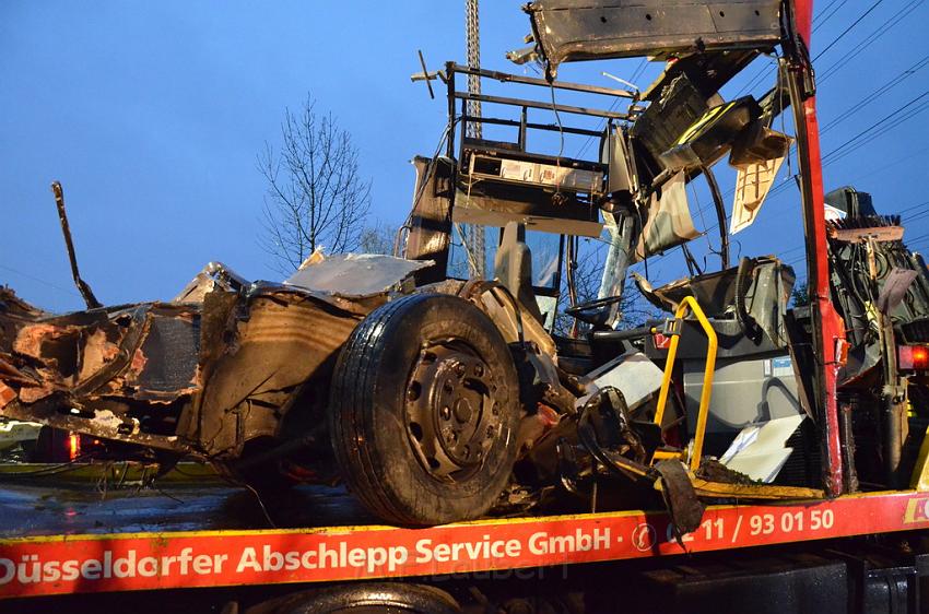 Schwerer VU Bus Zug Düsseldorf P562.JPG